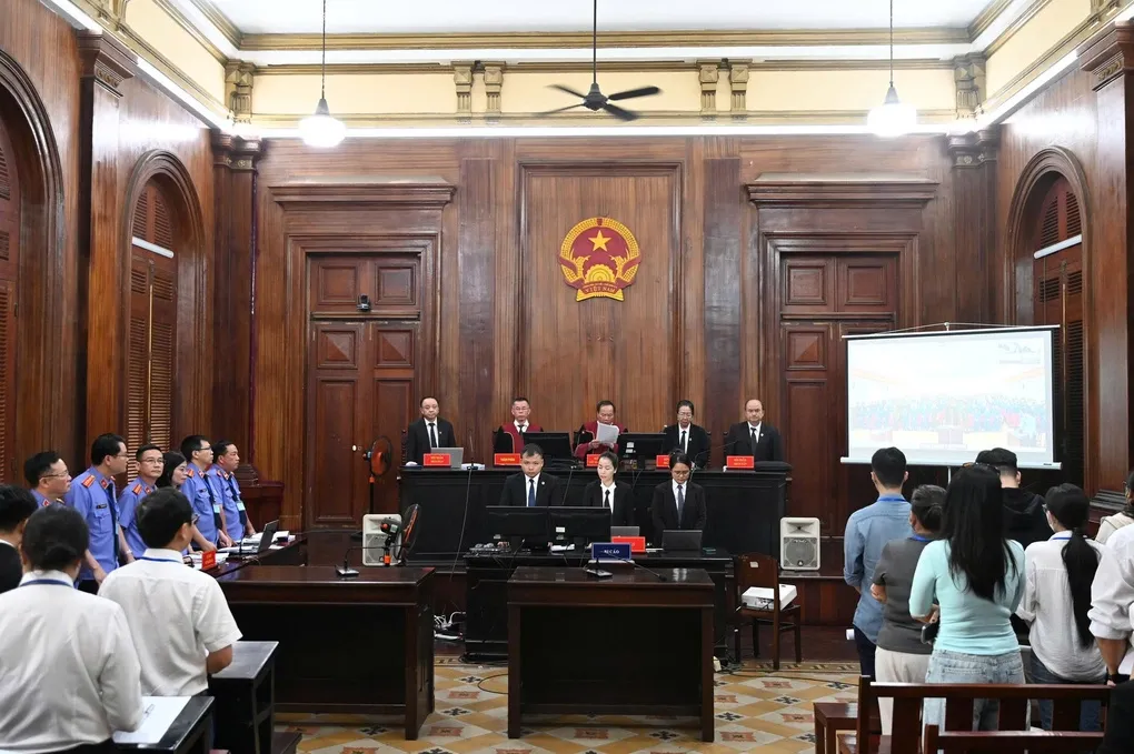 Phiên tòa xét xử trực tiếp tại trụ sở TAND TP HCM kết hợp trực tuyến tại điểm cầu Trại tạm giam Chí Hòa. Ảnh: Phạm Hải