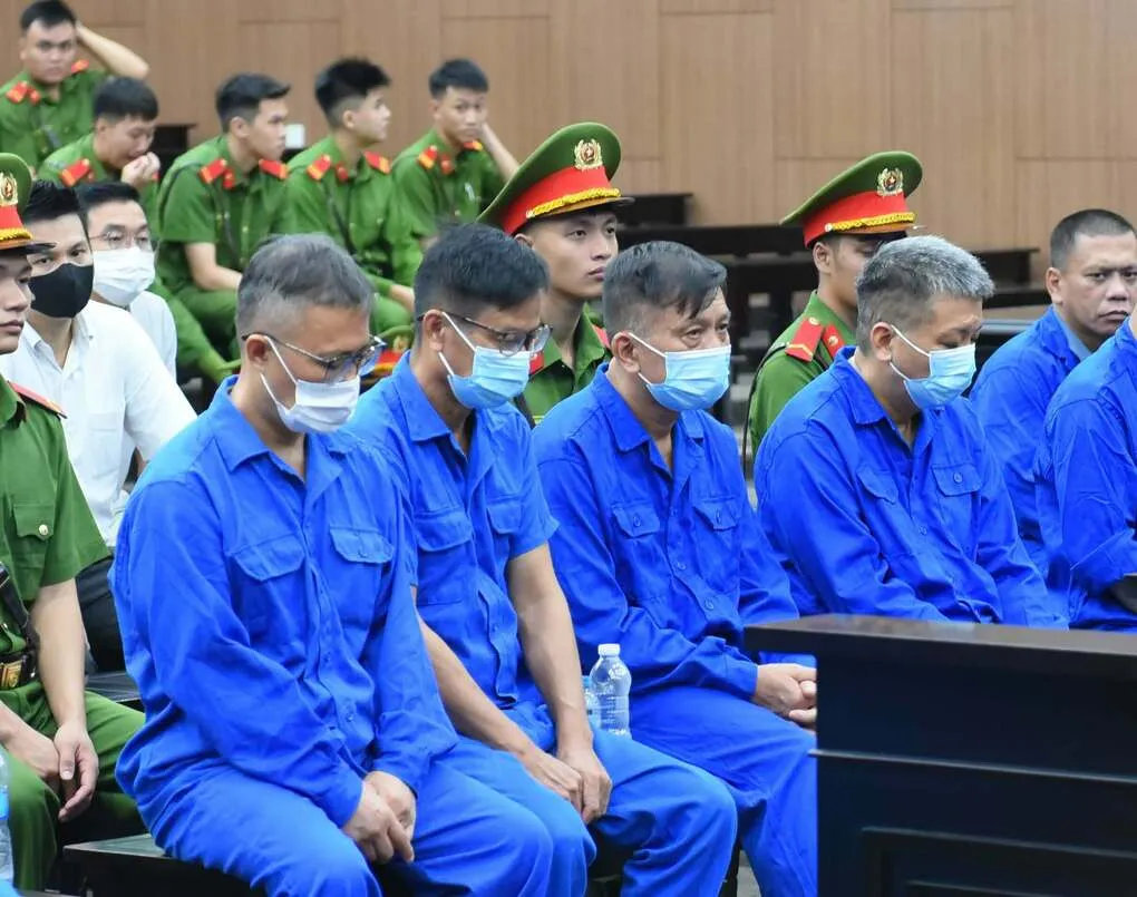 Cựu thứ trưởng Nguyễn Bá Hoan (hàng đầu, thứ ba từ trái) tại tòa. Ảnh: Danh Lam