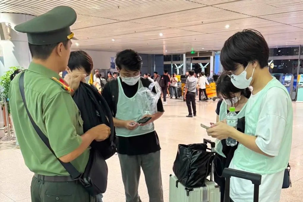 Nhóm người Trung Quốc bị trục xuất về nước qua Cảng hàng không quốc tế sân bay Tân Sơn Nhất. Ảnh: Công an TP HCM