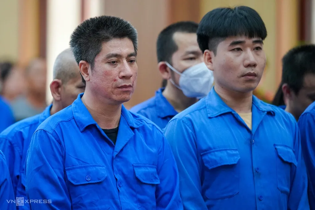 Nguyễn Văn Thanh (trái) cùng đồng phạm trong lần ra tòa hồi tháng 9/2025. Ảnh:Trường hà