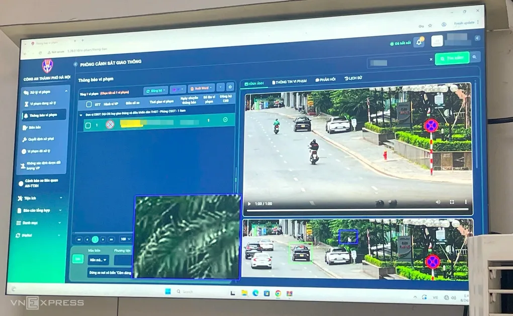 Video vi phạm được trình chiếu cho người vi phạm xem lại để đối chiếu, xác nhận tại đội đèn tín hiệu, 54 Trần Hưng Đạo, Hà Nội. Ảnh: Phạm Dự