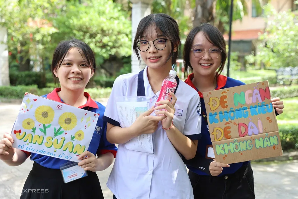 Thí sinh dự thi tốt nghiệp THPT tại điểm thi THPT Lê Quý Đôn, ngày 11/6. Ảnh: Quỳnh Trần