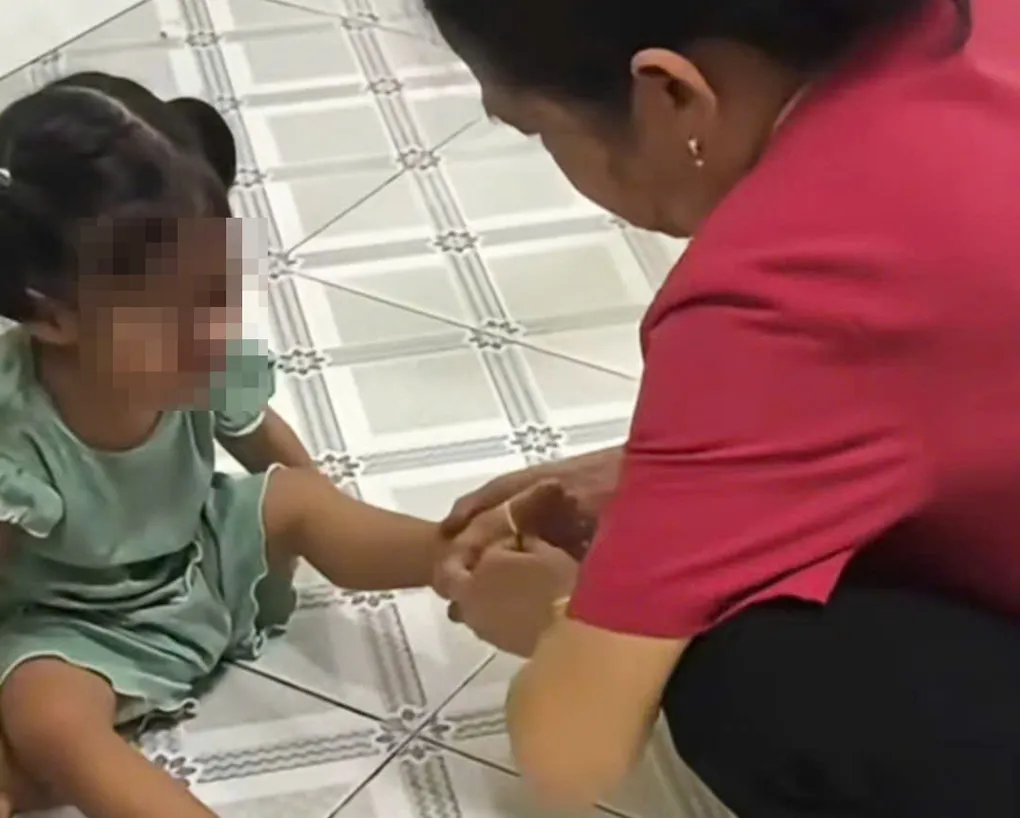 Người phụ nữ có dấu hiệu bạo hành tại trường mầm non. Ảnh: Cắt từ video