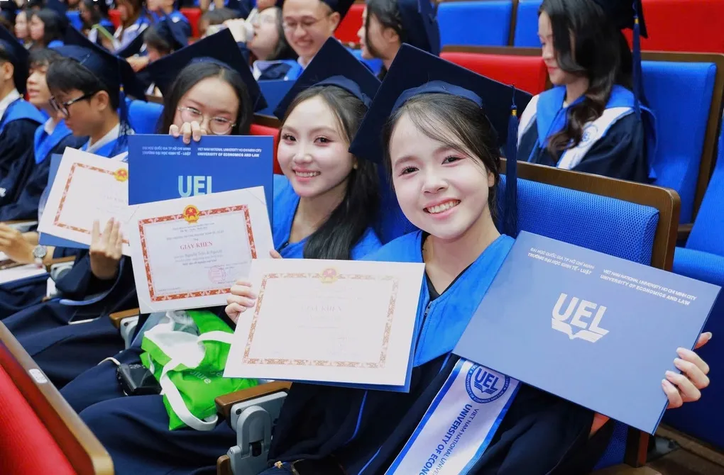 Tân cử nhân trường Đại học Kinh tế - Luật trong lễ tốt nghiệp, tháng 6. Ảnh: UEL