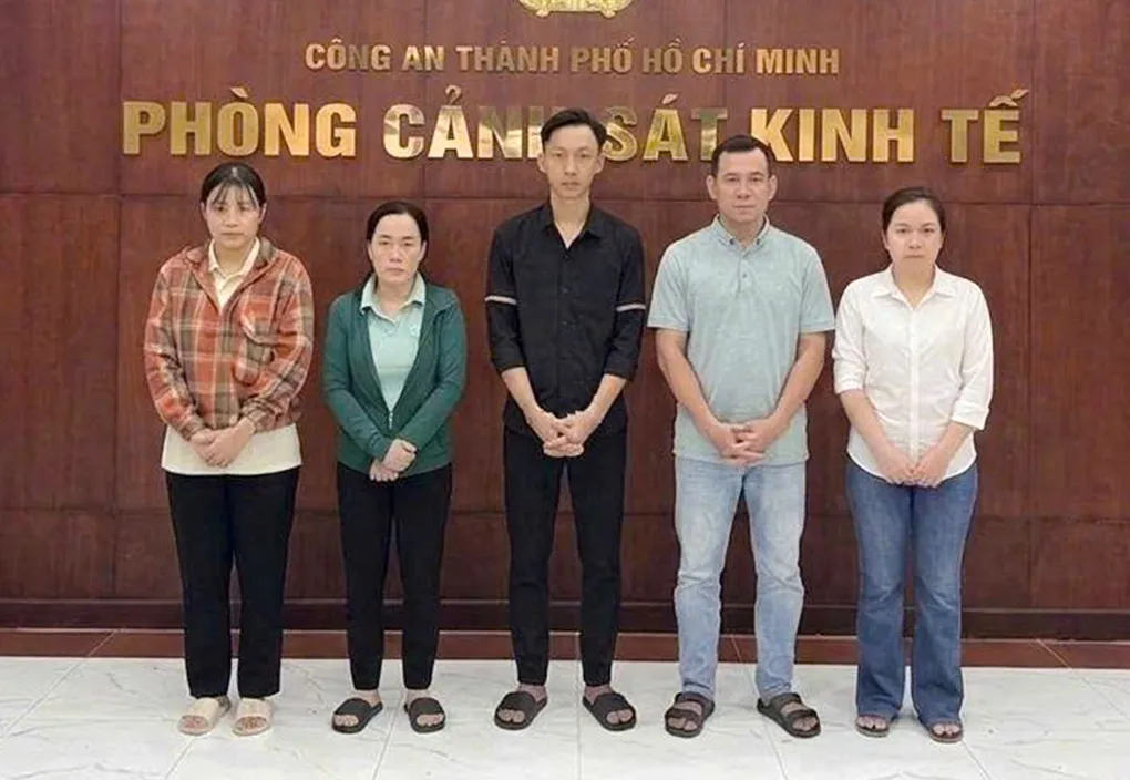 Lâm Thị Kim Nương và Kiều Hoàng Nhã (lần lượt từ phải sang) cùng đồng phạm lúc bị bắt. Ảnh: Công an TP HCM