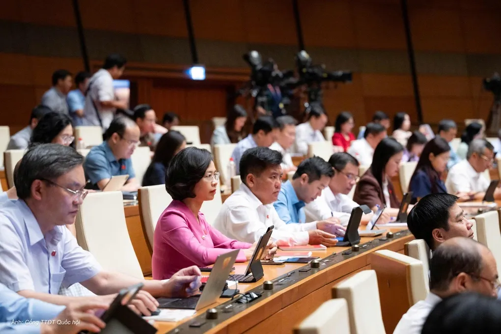 Các đại biểu Quốc hội làm việc tại Hội trường Diên Hồng, sáng 20/8. Ảnh: Cổng TTĐT Quốc hội