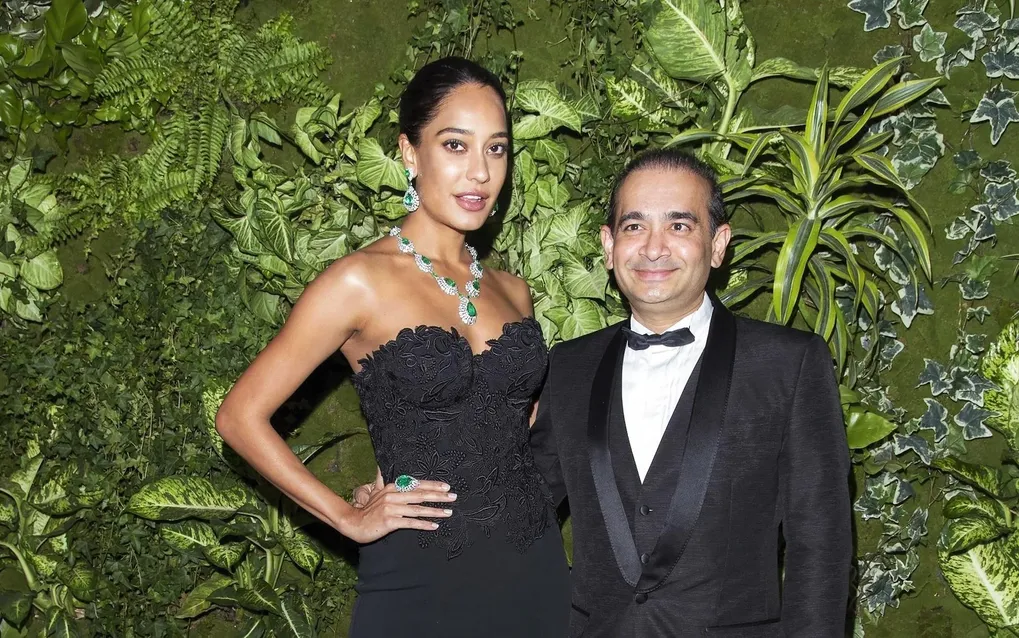 Nirav Modi dự tiệc tối ở Paris với diễn viên Bollywood Lisa Haydon, năm 2017. Ảnh: Backgrid