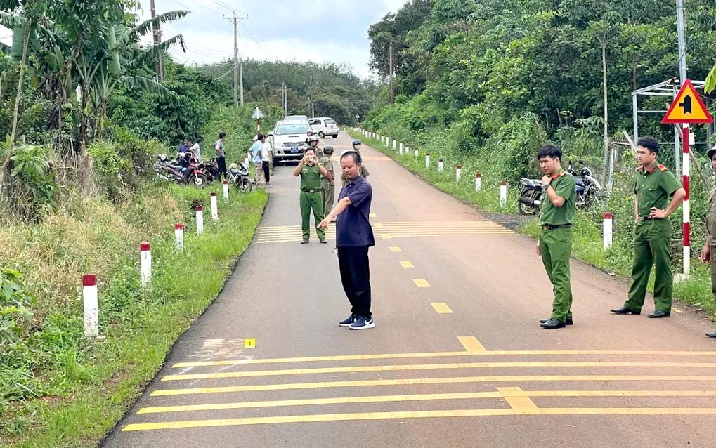 Công an xã Đăk Ơ đưa Nghĩa đến tuyến đường gây tai nạn dựng lại hiện trường. Ảnh: CAĐN