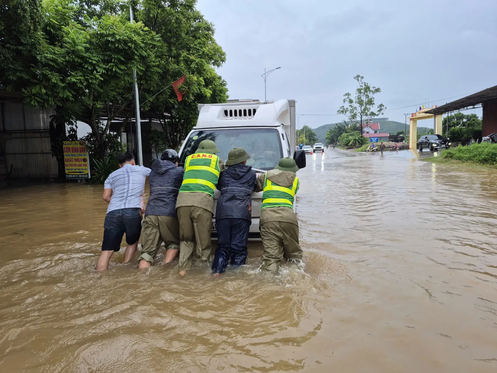 Bão số 4 gây thiệt hại nặng nề tại Lạng Sơn , một người tử vong do sạt lở - Ảnh 3.