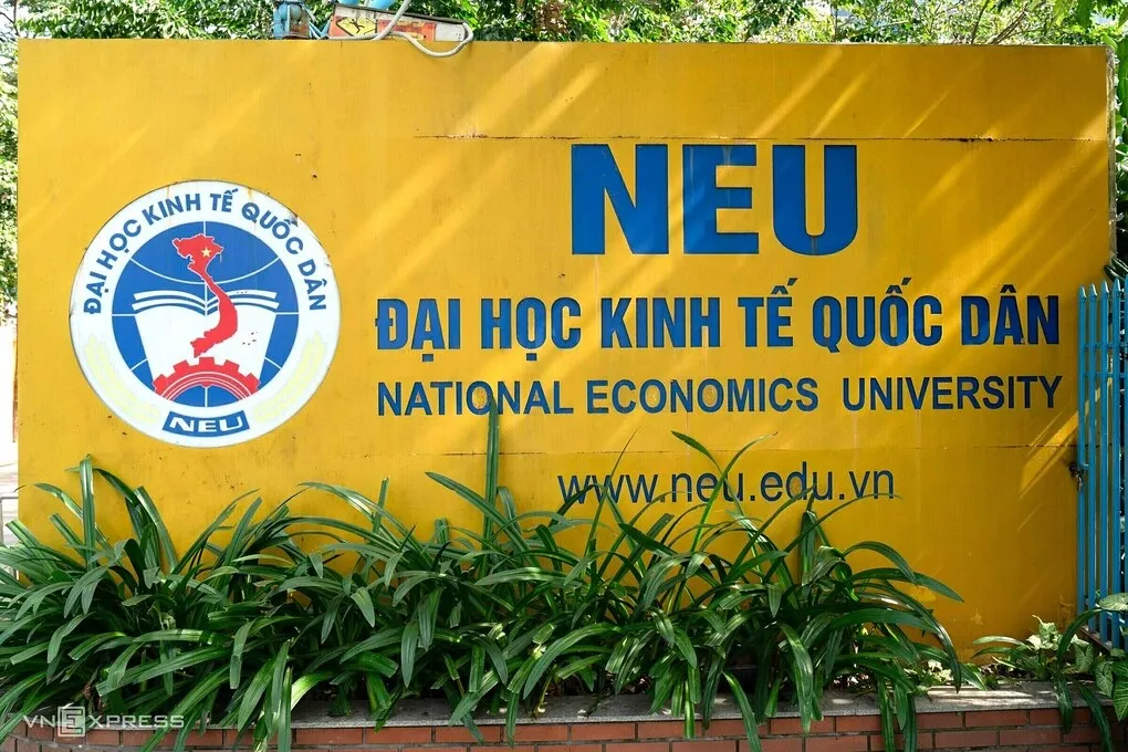Cổng Đại học Kinh tế Quốc dân. Ảnh: Hoàng Giang