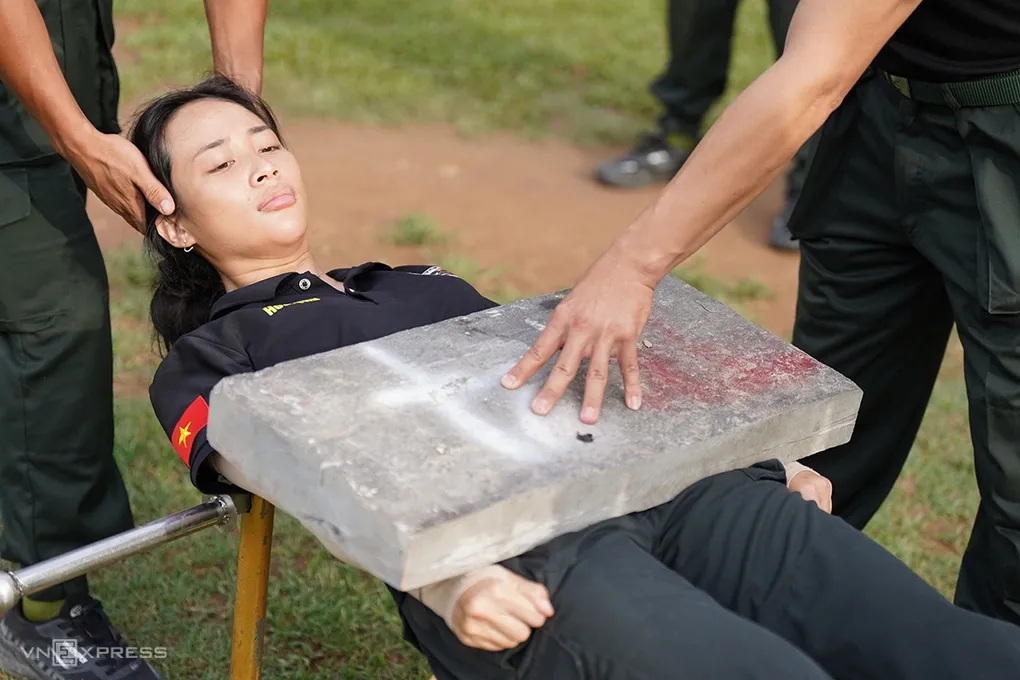 Hoài Thu được tổ huấn luyện tập làm quen với mỗi bài tập khó. Ảnh: Nguyễn Đông