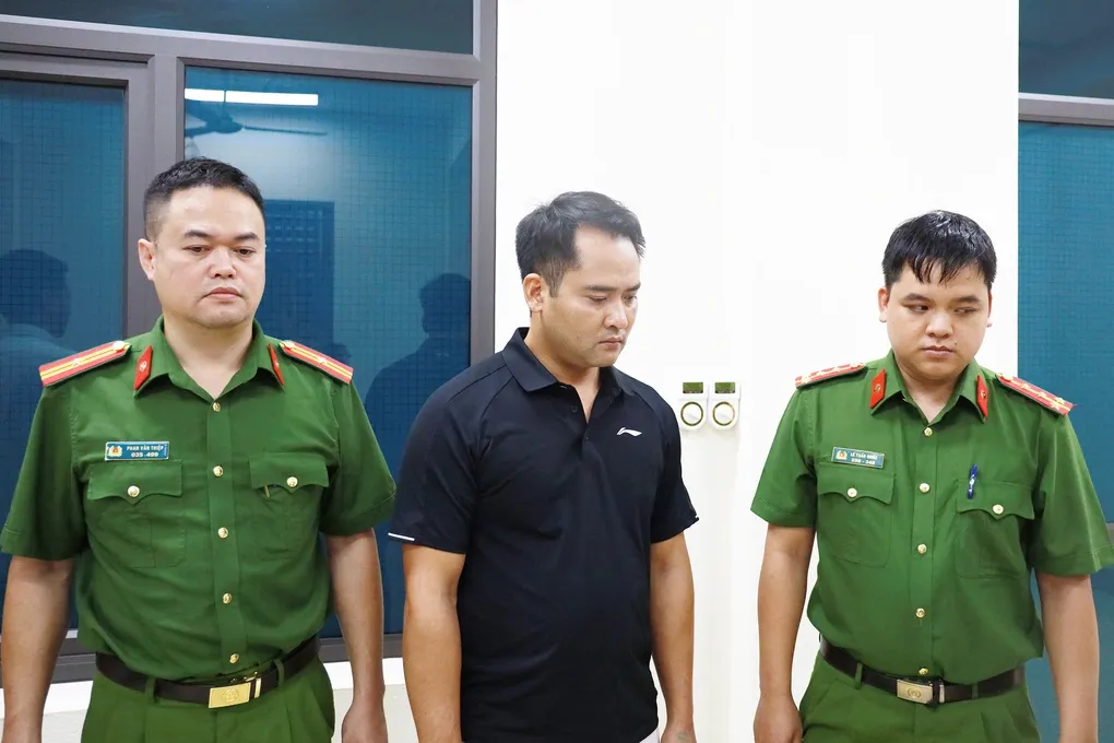 Nguyễn Văn Anh, Giám đốc Công ty TNHH đầu tư xây dựng và thương mại Anh Hương (áo đen). Ảnh: Công an cung cấp