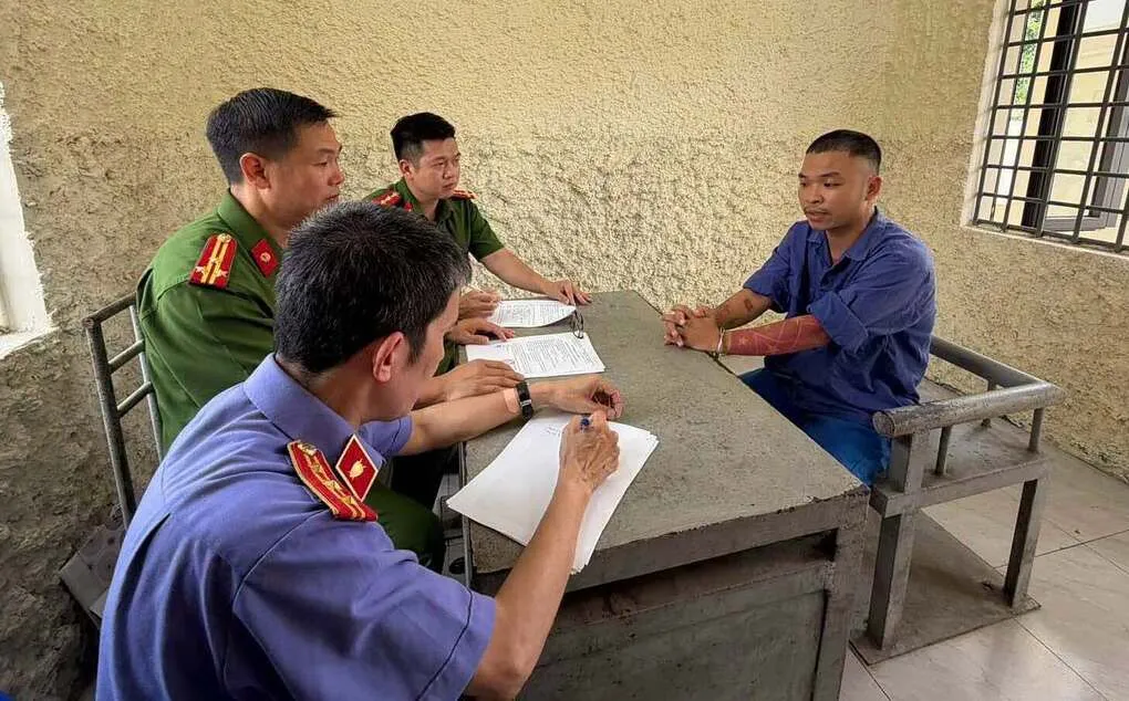 Công an và VKS lấy lời khai Khánh Sky. Ảnh: Công an cung cấp