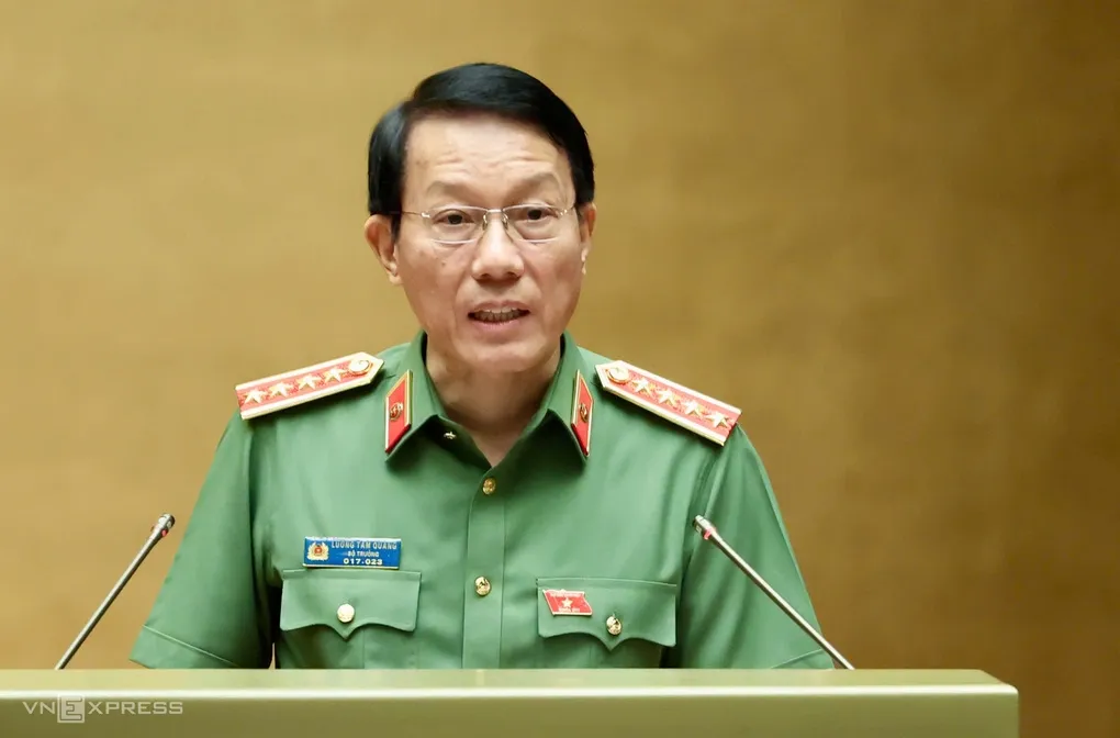 Bộ trưởng Công an Lương Tam Quang đọc tờ trình Quốc hội Dự án Bộ luật Hình sự (sửa đổi), sáng 20/8. Ảnh: Hoàng Phong