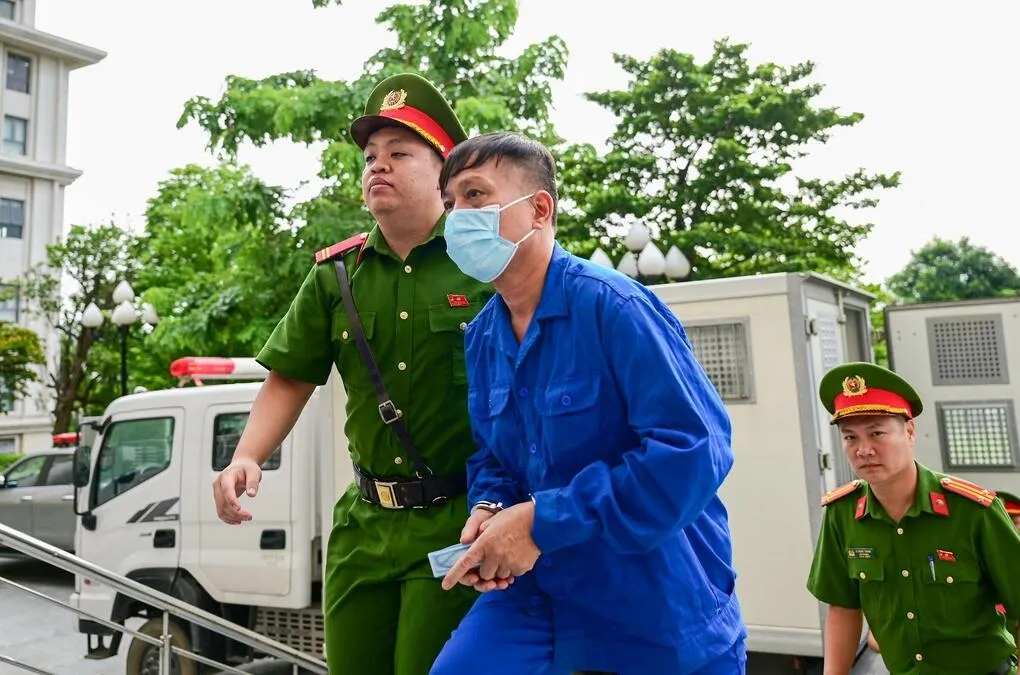 Cựu thứ trưởng Nguyễn Bá Hoan đến phiên tòa, sáng 18/8. Ảnh: Thế Bằng