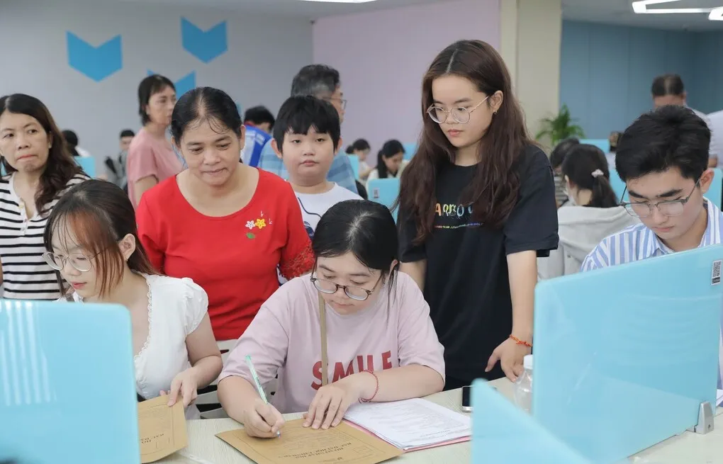 Tân sinh viên, phụ huynh trường Đại học Công nghiệp TP HCM làm thủ tục nhập học, ngày 14/8. Ảnh: IUH