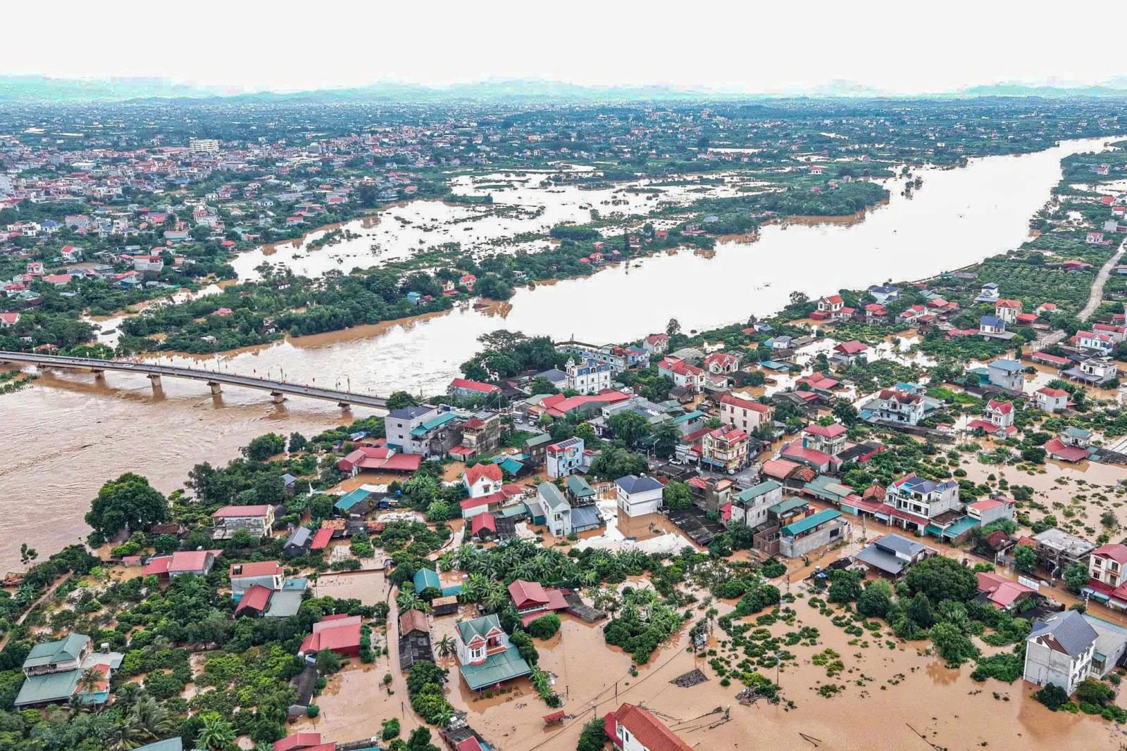 Thủ phủ vải thiều Lục Ngạn cũng ngập trong 'biển nước' sau mưa bão số 4 - Ảnh 5.
