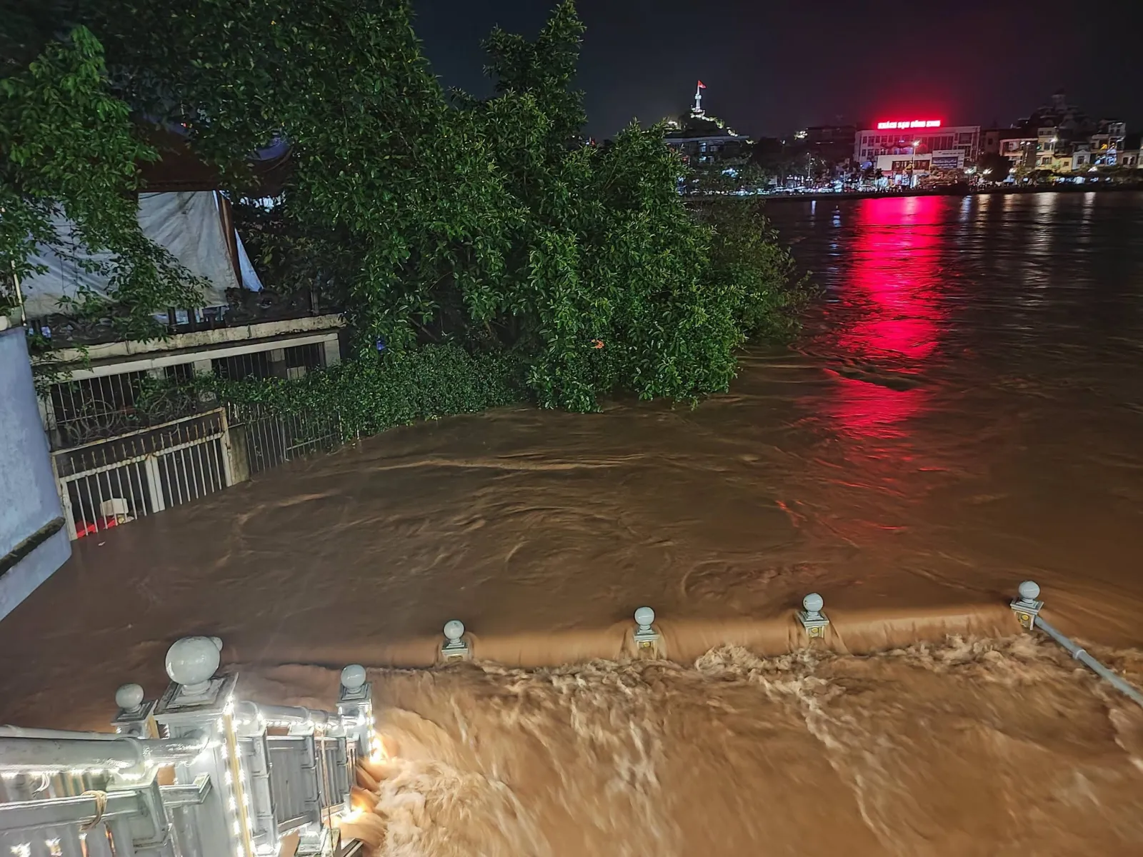 Bão số 4 trút mưa lớn, dân ở Lạng Sơn 'mất ngủ' vì lũ dâng nhanh - Ảnh 2.