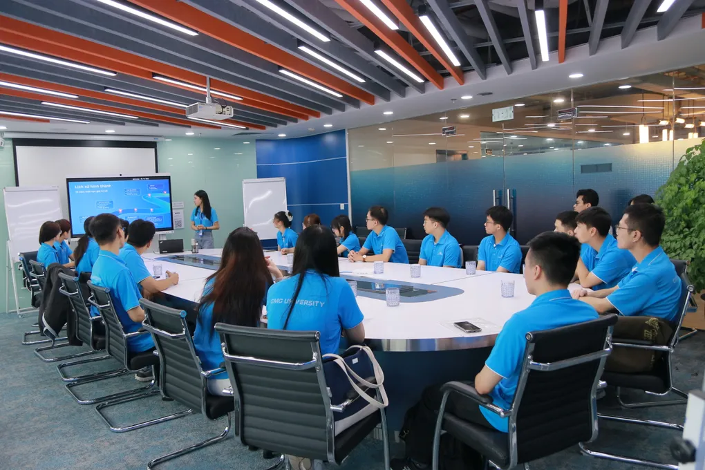 Sinh viên Trường Đại học CMC tham gia họp tại trụ sở của Tập đoàn CMC.