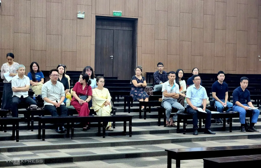 Phiên tòa tiếp tục mở dù vắng nhiều người có quyền lợi và nghĩa vụ liên quan. Ảnh: Danh Lam