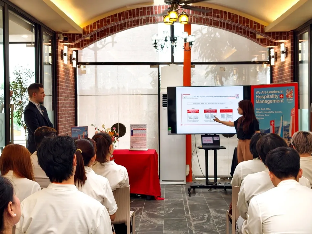 Sinh viên nghe các thông tin trong lớp học về Quản lý khách sạn. Ảnh: Trường Quốc tế CTHI Việt Nam