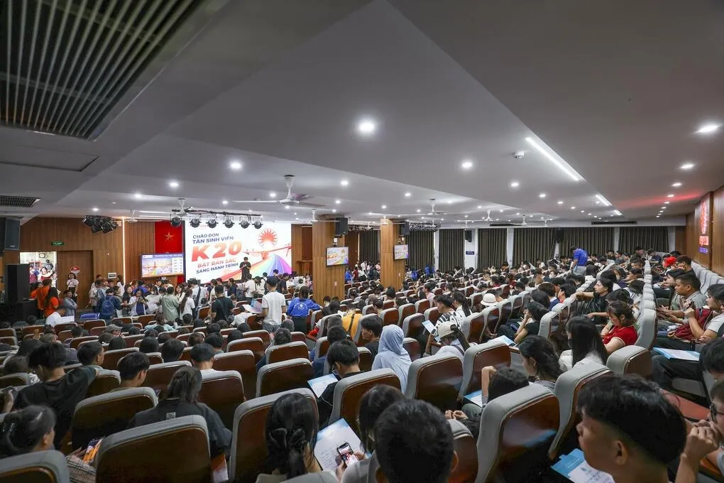 Hàng nghìn tân sinh viên làm thủ tục nhập học. Ảnh: DNU