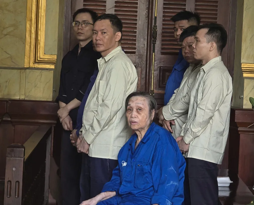 Bà Nguyễn Thị Thược cùng các bị cáo khác tại tòa. Ảnh: Bình Nguyên