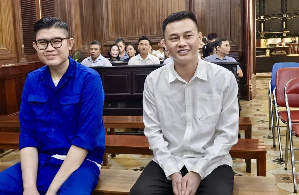 Bị cáo Phan Công Khanh (áo trắng) và đồng phạm tại tòa. Ảnh: Bình Nguyên