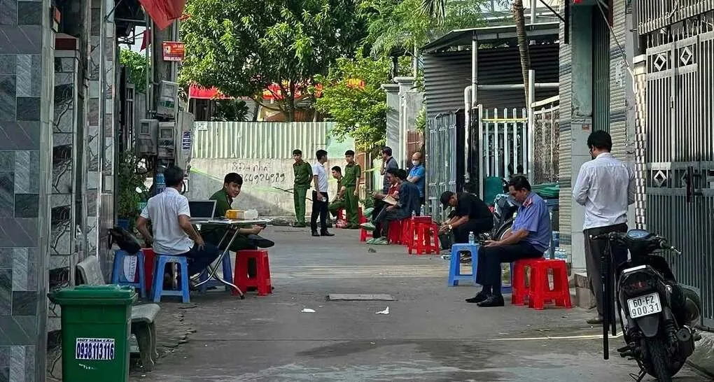 Cảnh sát đang phong tỏa hiện trường án mạng. Ảnh: Thái Hà