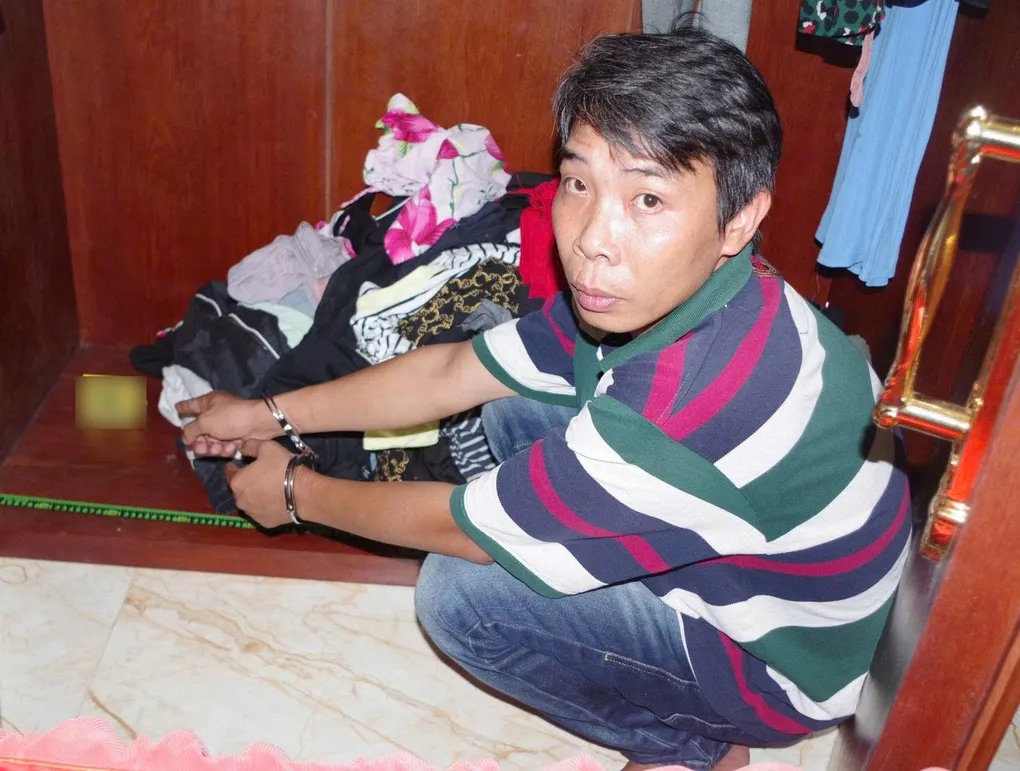 Phạm Thanh Sơn thực nghiệm hiện trường. Ảnh: Nam An