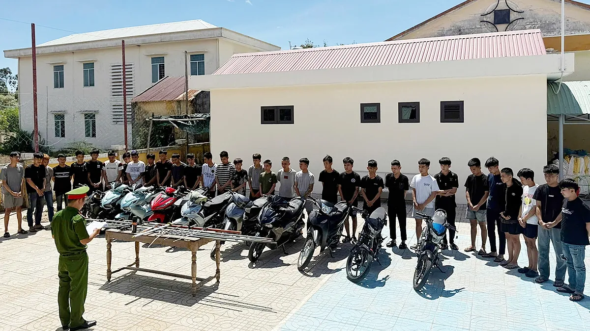 25 thanh thiếu niên hỗn chiến trong đêm, tấn công người đi đường