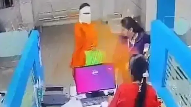 Tên cướp ném bột ớt vào nhân viên ngân hàng, ôm tiền bỏ chạy