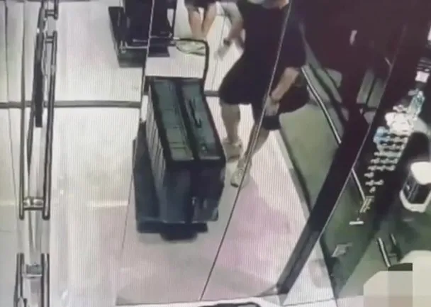 Camera  ghi lại cảnh Ngô mang valy ra vào khách sạn. Ảnh: ON