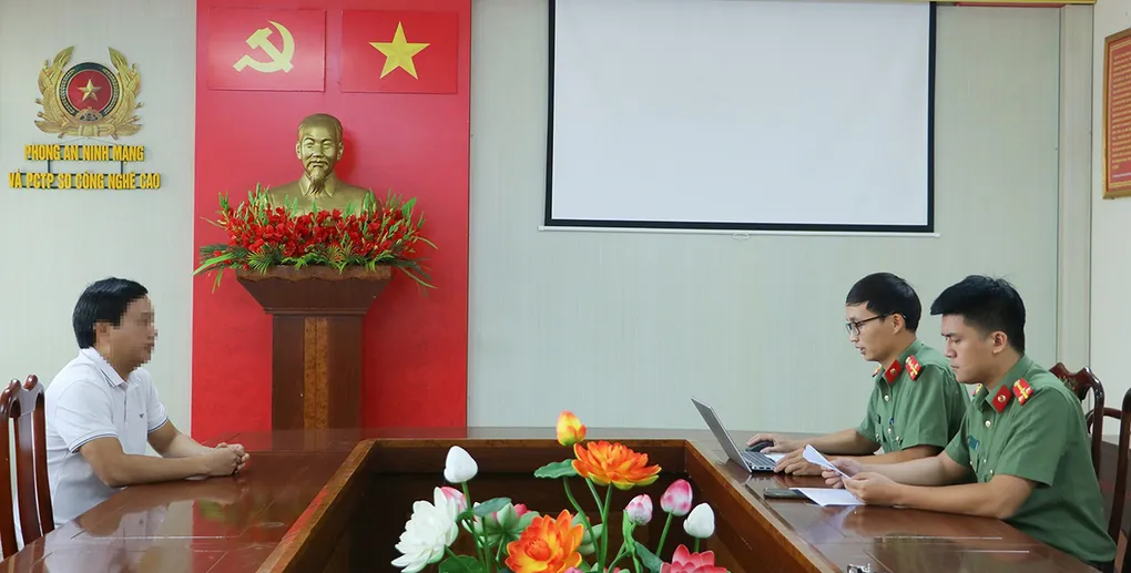 Công an làm việc với người đàn ông (góc trái). Ảnh: Công an cung cấp