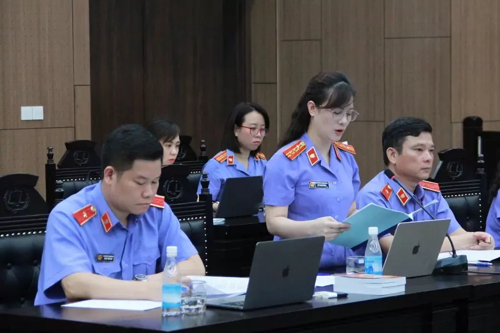 Đại diện VKSND Hà Nội tranh tụng tại phiên tòa tại TAND Hà Nội, tháng 9/2025. Ảnh: Danh Lam