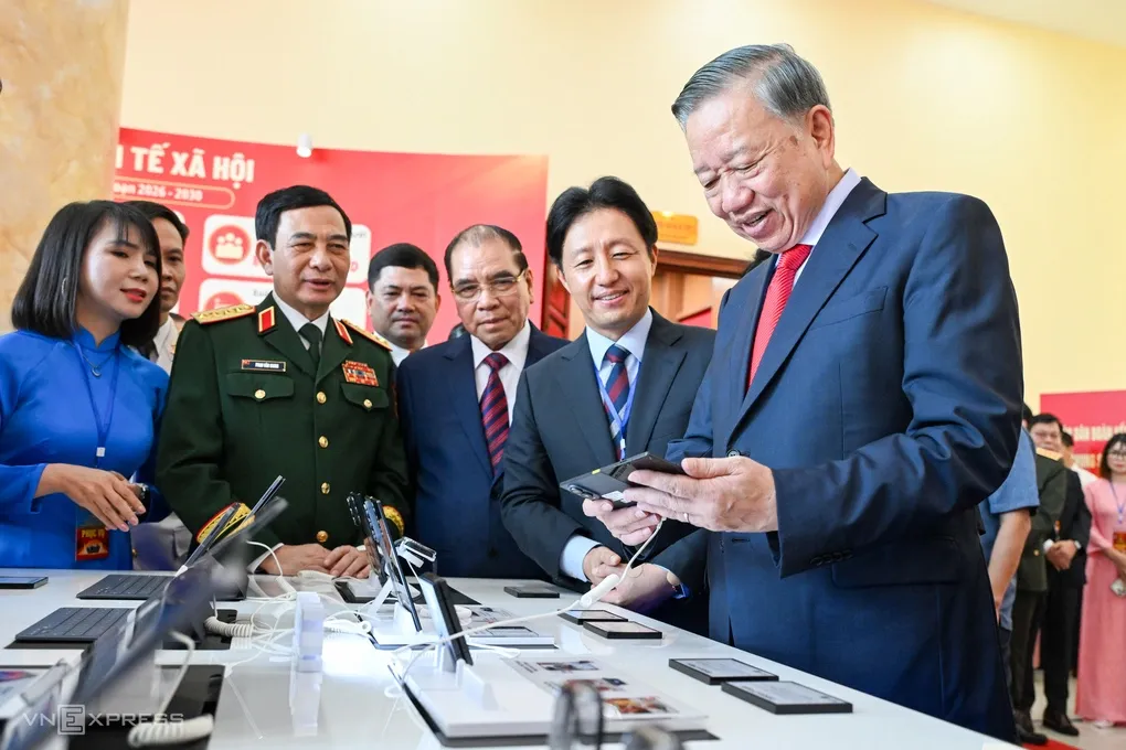 Tổng Bí thư Chủ tịch nước Tô Lâm và đại biểu tham quan triển lãm, trải nghiệm sản phẩm công nghệ tại lễ công bố thành lập thành phố Bắc Ninh, sáng 19/9. Ảnh: Giang Huy