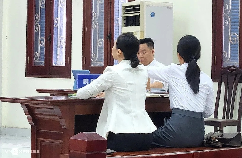 Bà Thương (trái) cùng các luật sư tại tòa chiều 18/9. Ảnh: Thanh Lam