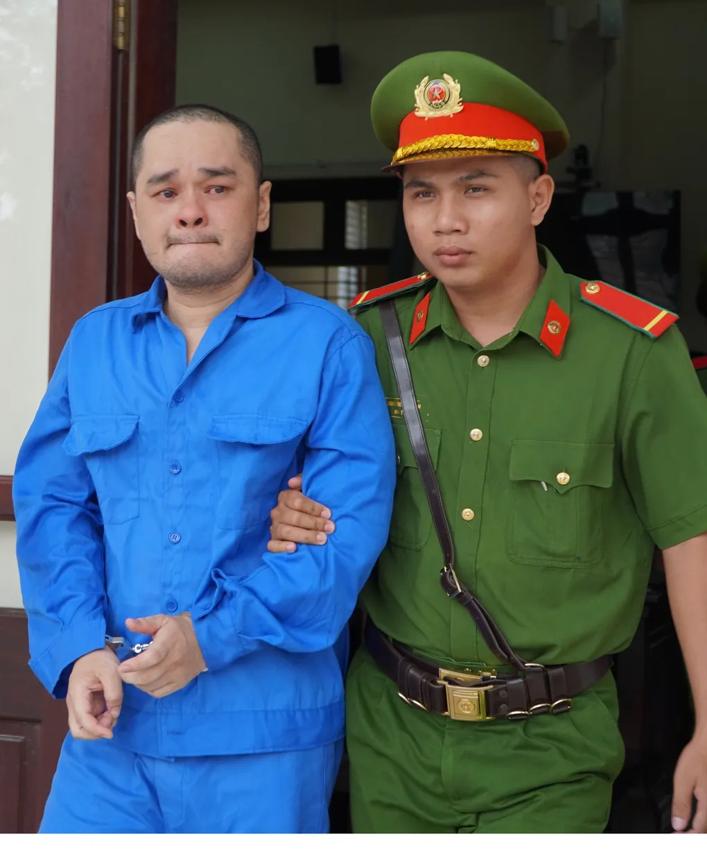 Nguyễn Vũ Điệp được cảnh sát dẫn giải ra xe sau phiên xử. Ảnh: Hoàng Nam
