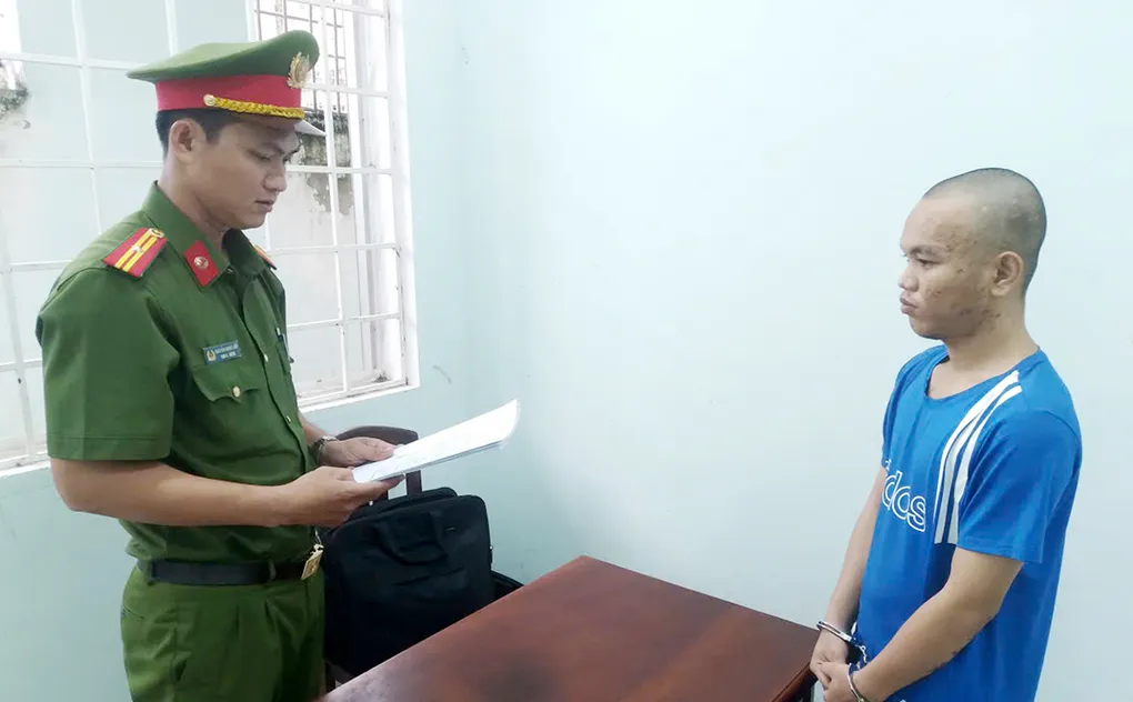 Nguyễn Minh Nhân (phải) tại cơ quan điều tra. Ảnh: Tiến Tầm