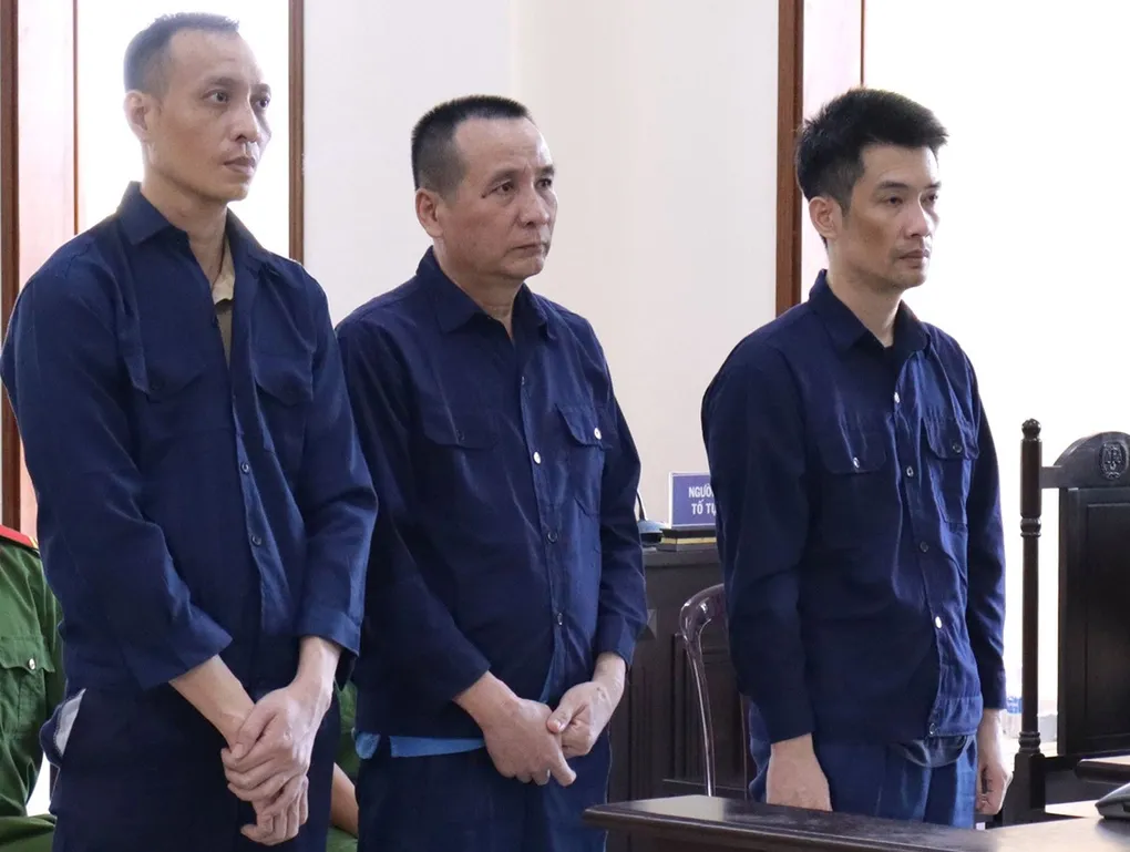 Bị cáo Trần Văn Phúc (giữa) cùng các đồng phạm tại phiên tòa sơ thẩm, ngày 25/3. Ảnh: An Bình
