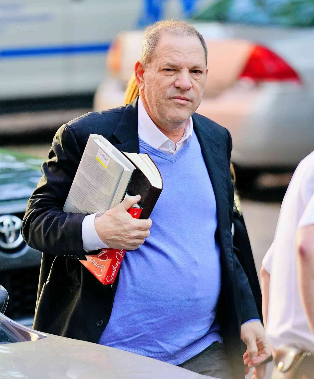 Harvey Weinstein mặc đồ giản dị, ôm sách đi trình diện cảnh sát. Ảnh: Splash News