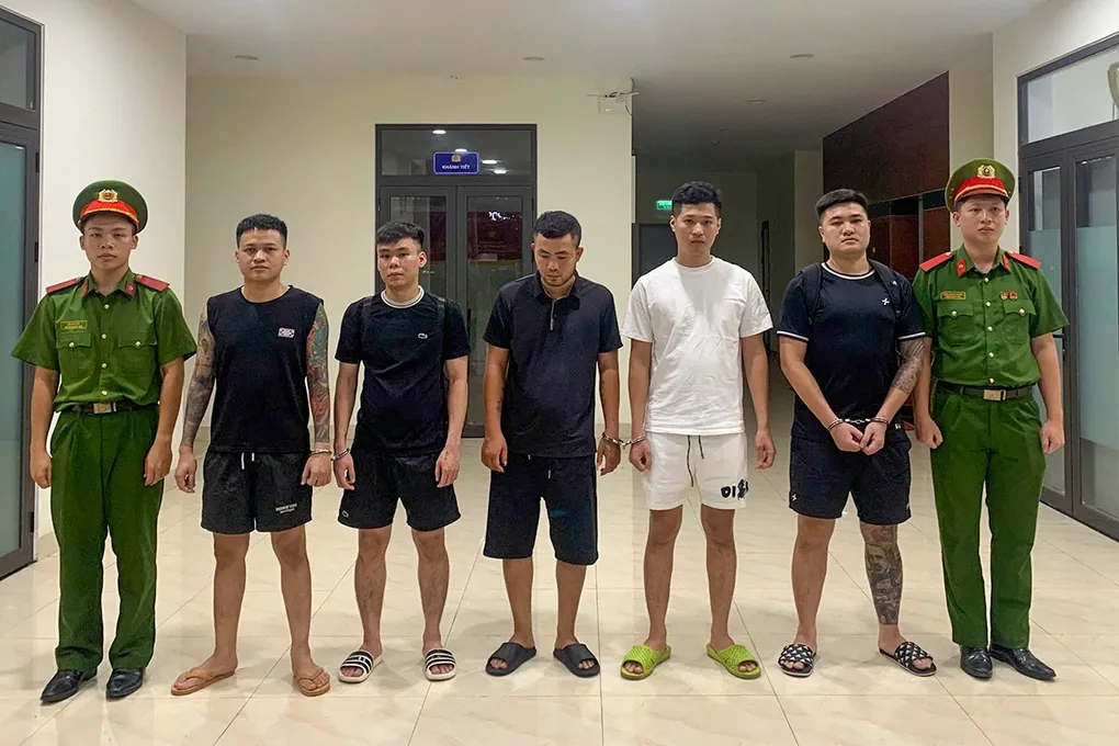 Năm nghi phạm vừa bị bắt giữ. Ảnh: Thành Huynh