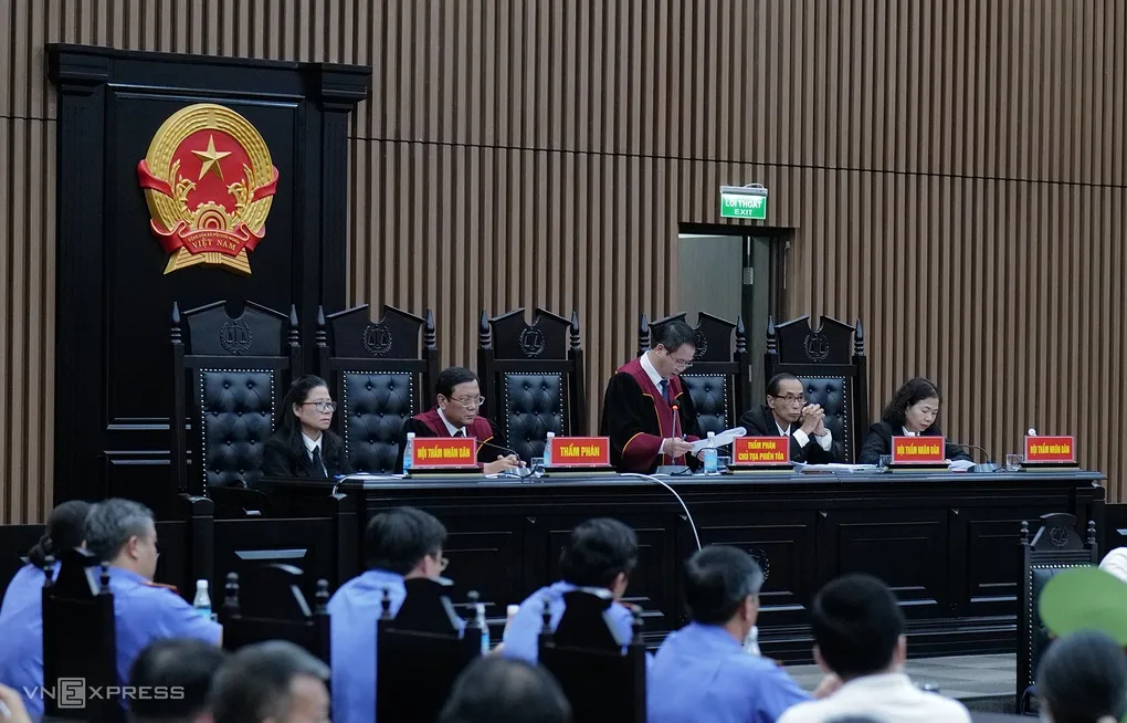 HĐXX gồm 5 người, hai thẩm phán và 3 hội thẩm nhân dân, trong vụ án chuyến bay giải cứu hồi tháng 7/2023, do có bị cáo bị truy tố tội có khung hình phạt chung thân, tử hình. Ảnh: Ngọc Thành