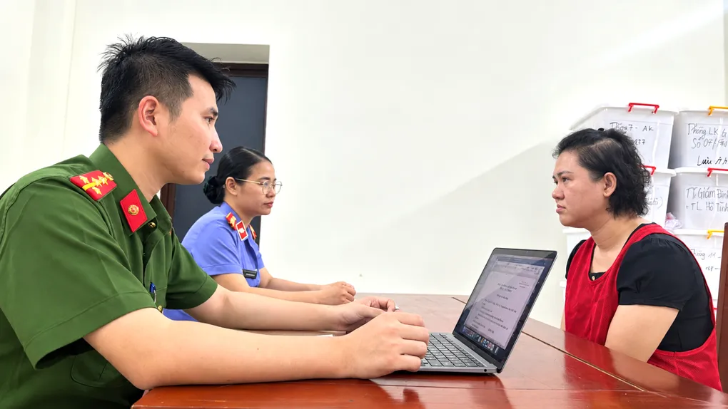 Cảnh sát lấy lời khai nghi can Nguyễn Thanh Phương Tuyền. Ảnh: Lam Sơn