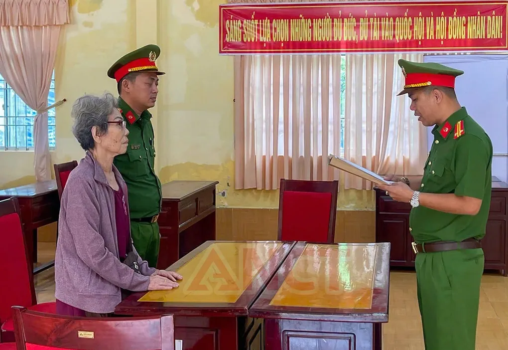 Bà Ngô Kim Ngẩu tại cơ quan điều tra. Ảnh: Công an Cần Thơ