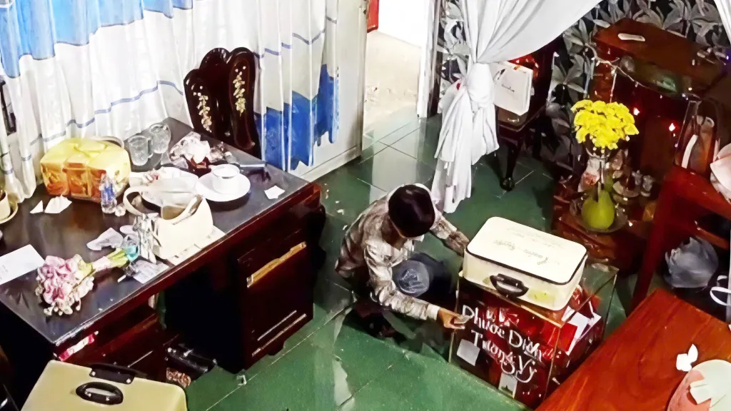Lừa cô dâu ra khỏi phòng cưới để trộm thùng tiền phong bì