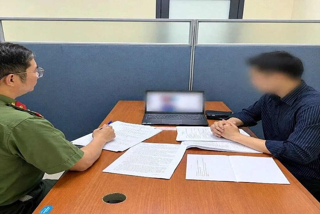 Công an làm việc với người vi phạm. Ảnh: Công an cung cấp