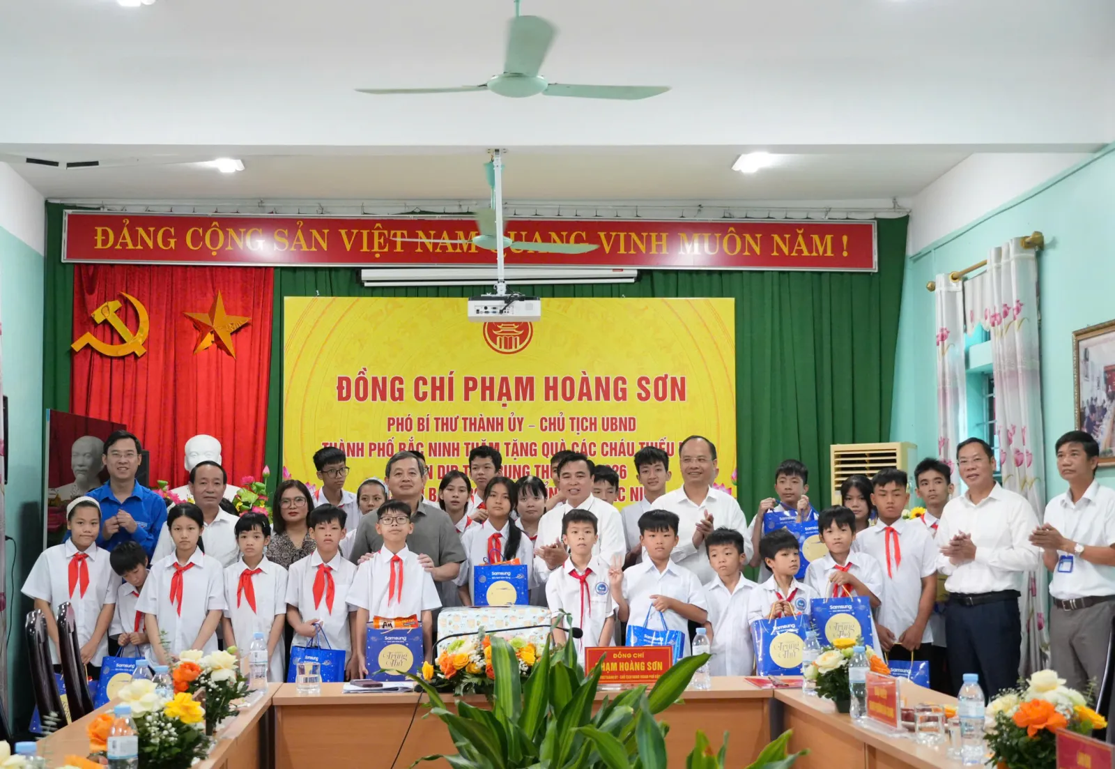 Trung thu của những đứa trẻ mồ côi, khuyết tật: Ước mong đỗ đại học, có quần áo mới - Ảnh 1.