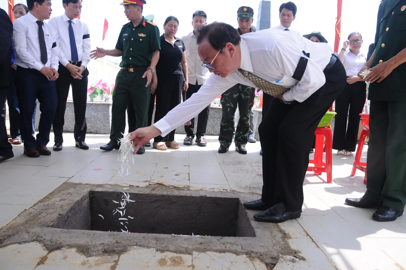 Dải băng tang trên cánh tay người cất bốc, chăm sóc 17 liệt sĩ suốt 38 năm qua ở Đà Nẵng - Ảnh 4.