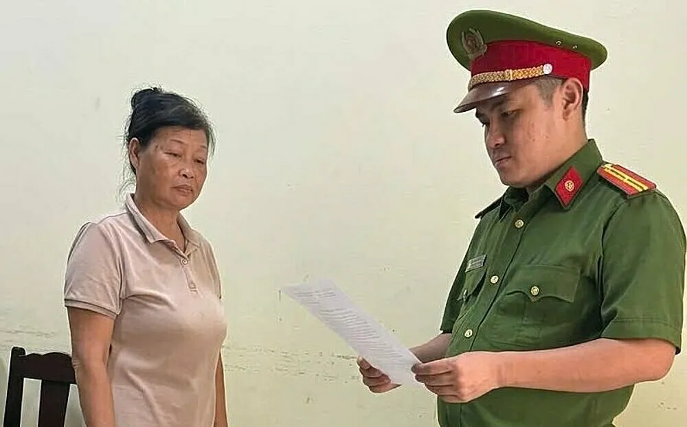 Công an đọc lệnh khởi tố Phạm Thị Tâm. Ảnh: Công an cung cấp